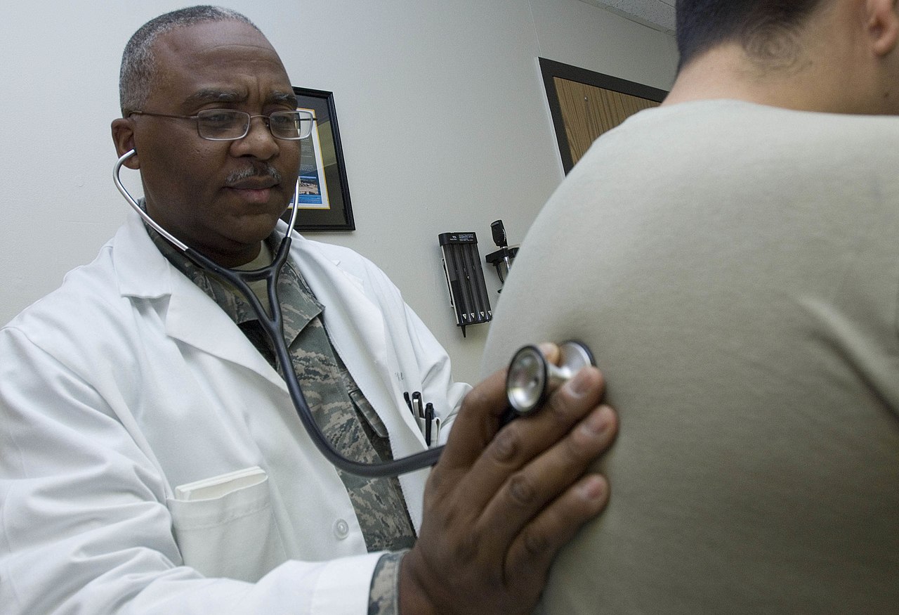Onderzoek van een arts met een stethoscoop