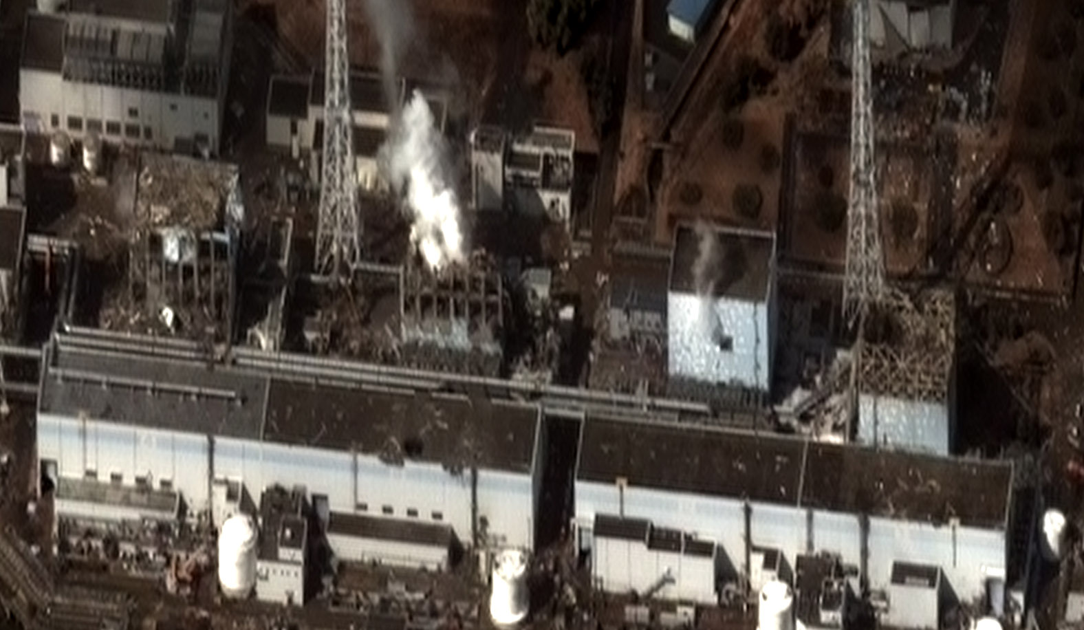 Kernramp van Fukushima: satellietopname van de beschadigde centrale op 16 maart 2011