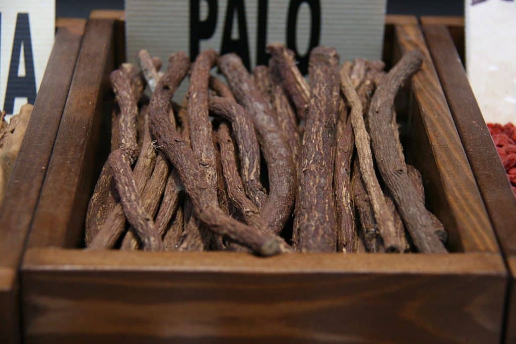 De afbeelding toont zoethoutwortel, ook bekend als licorice root. Dit is de wortel van de zoethoutplant (Glycyrrhiza glabra) die voornamelijk groeit in Azië, Zuid-Europa en het Midden-Oosten.