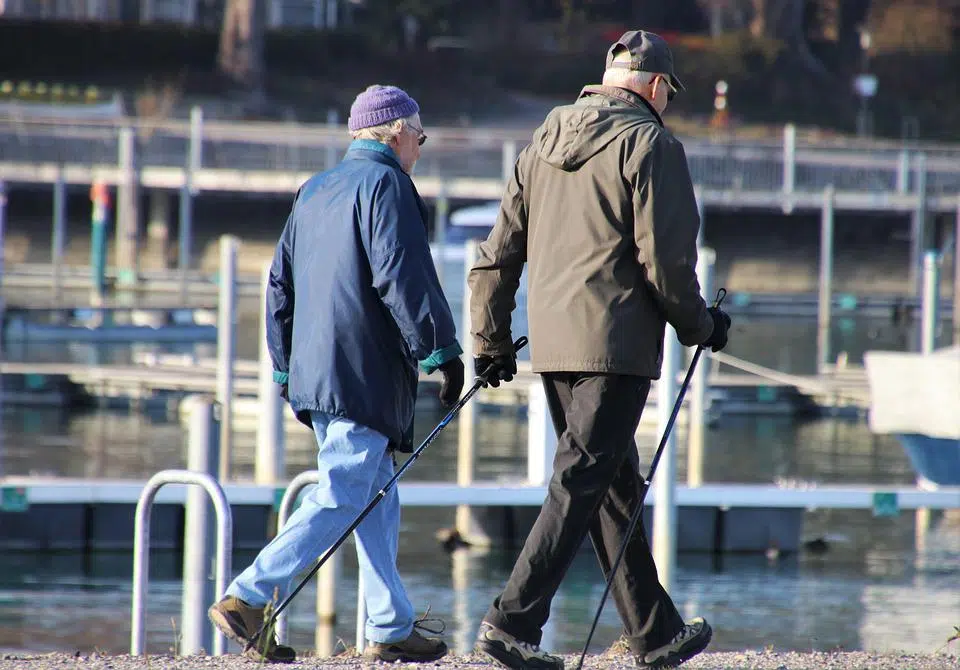 Twee senioren zijn aan het wandelen