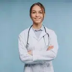 vrouw arts dragen laboratoriumjas met stethoscoop