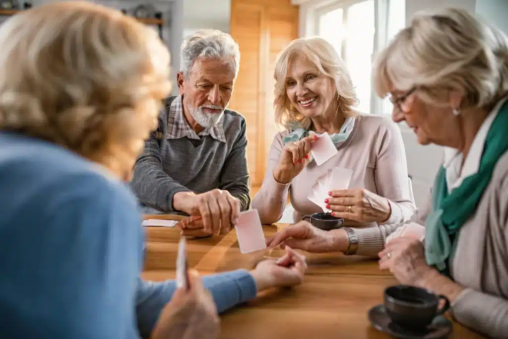 Vier ouderen zitten rondom ene tafel.