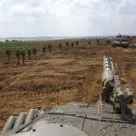 Israëlische troepen en tanks nabij de grens met Gaza op 27 juli 2014