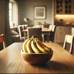 Bananen in een fruitschaal op een eetkamertafel