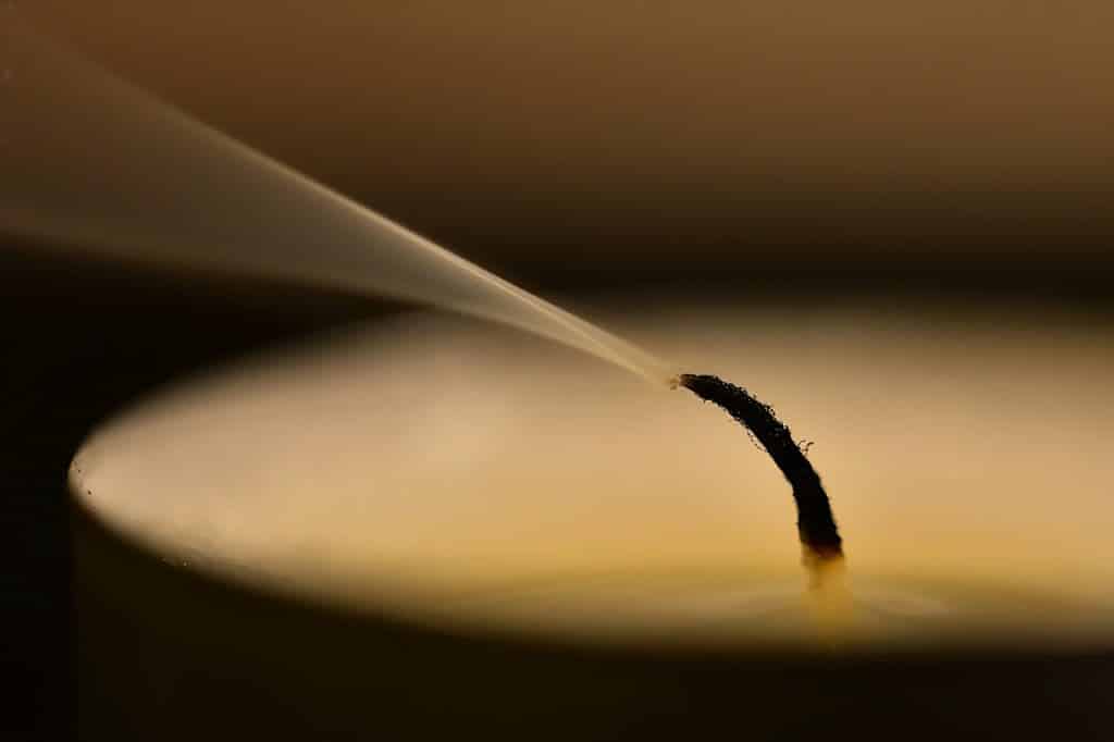 De afbeelding toont een close-up van een kaars