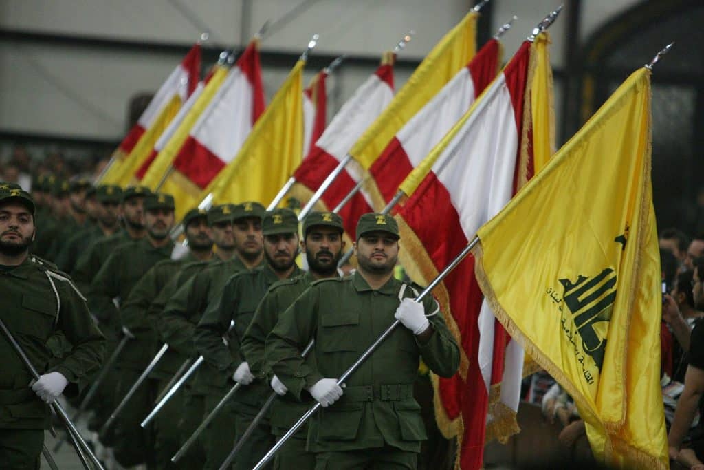 De afbeelding toont leden van de militaire vleugel van Hezbollah.