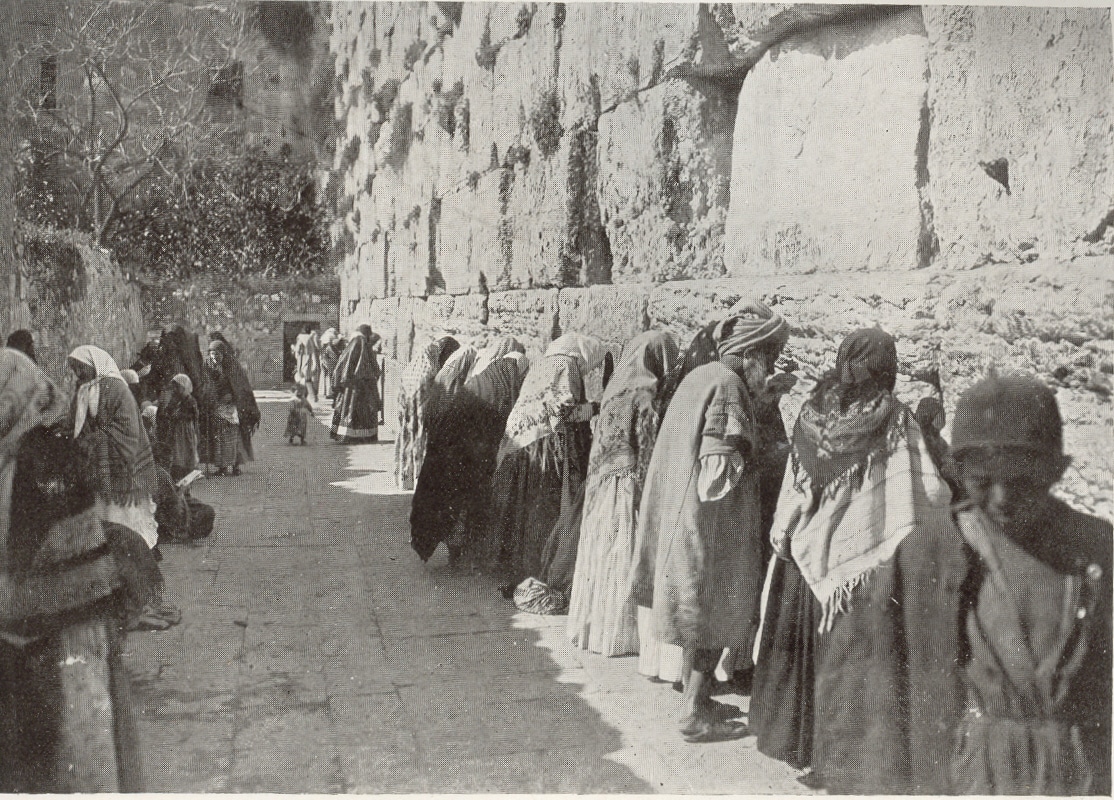 Foto van de westmuur, klaagmuur of westelijke muur (Hebreeuws: Hakotel hama'aravi of kortweg Kotel) in Jeruzalem in 1910.