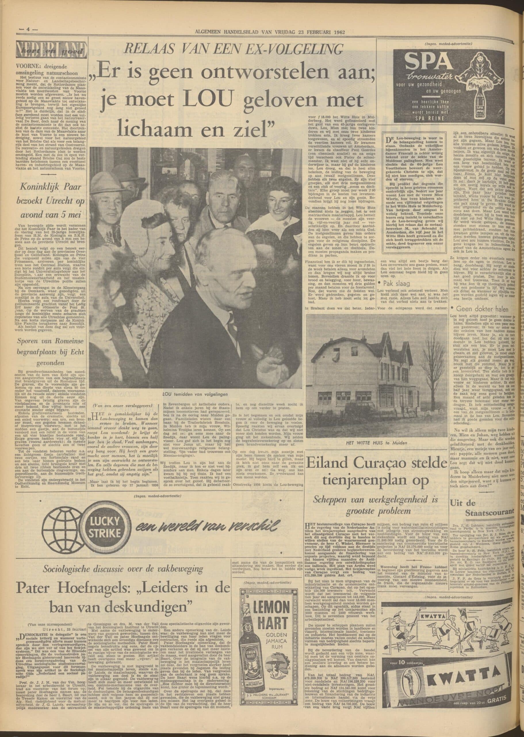 Krantenpagina uit het Algemeen Handelsblad van 23 februari 1965 met een artikel over Lou de Palingboer en zijn sekte. De kop luidt: ‘Er is geen ontworstelen aan; je moet LOU geloven met lichaam en ziel’. Te zien zijn een foto van Lou de Palingboer met volgelingen en een afbeelding van het huis in Zuiderwoude.