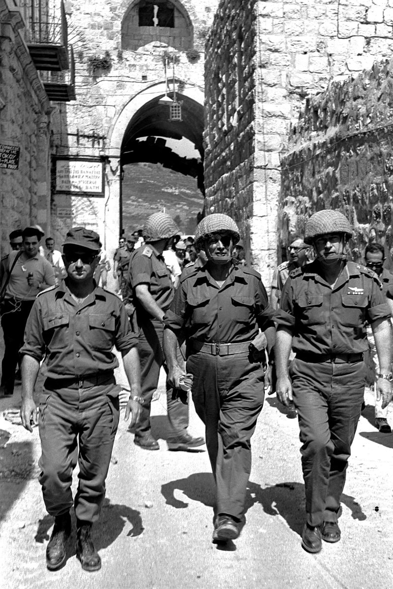 Generaals Uzi Narkiss, Moshe Dayan en Yitzhak Rabin betreden op 7 juni 1967 via de Leeuwenpoort de Oude Stad van Jeruzalem, kort na de inname tijdens de Zesdaagse Oorlog.