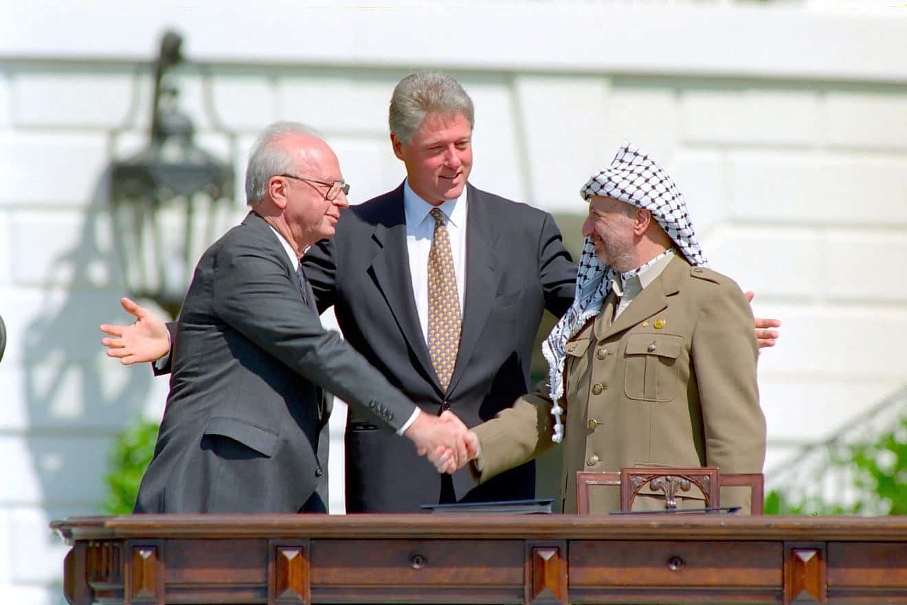 Handdruk tussen Yitzhak Rabin en Yasser Arafat op het gazon van het Witte Huis, met Bill Clinton tussen hen in, tijdens de ondertekening van de Oslo-akkoorden in 1993.