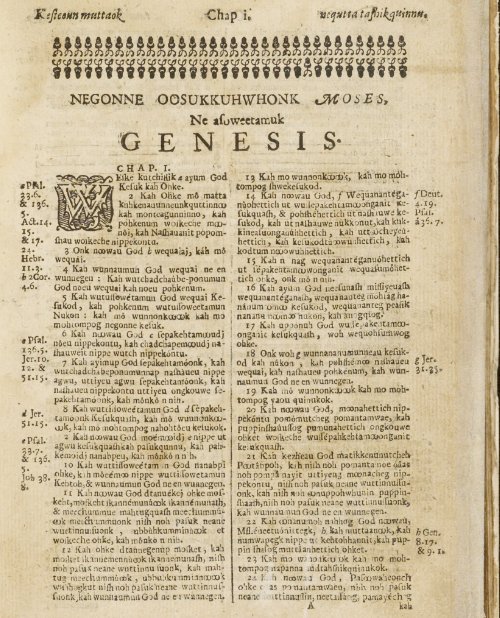 Eerste bladzijde van het Bijbelboek Genesis uit de Algonquian Bible (1663), gedrukt in de taal van de Massachusett-Indianen, met parallelle kolommen en decoratieve aanhef.