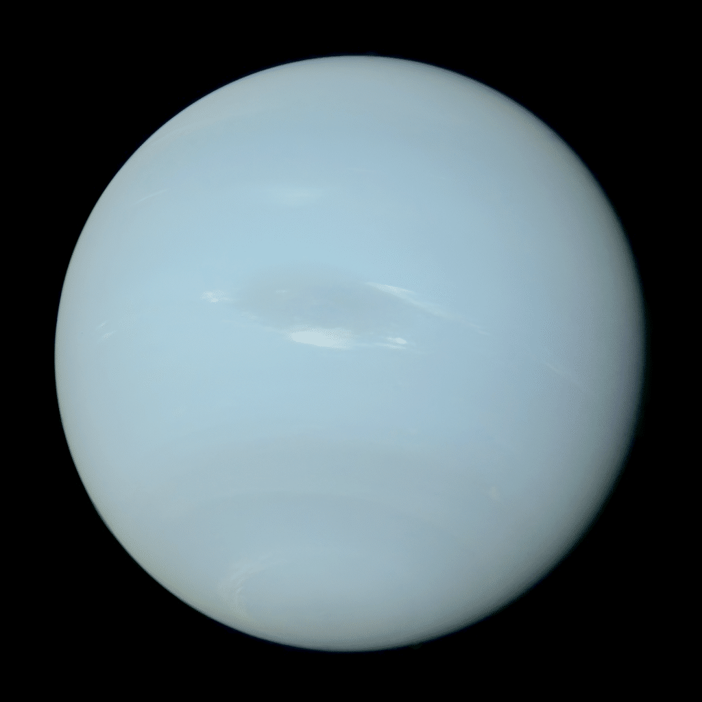 Foto van de planeet Neptunus, vastgelegd door de ruimtesonde Voyager 2 in 1989, met zichtbaar de lichtblauwe atmosfeer en subtiele wolkenbanden.