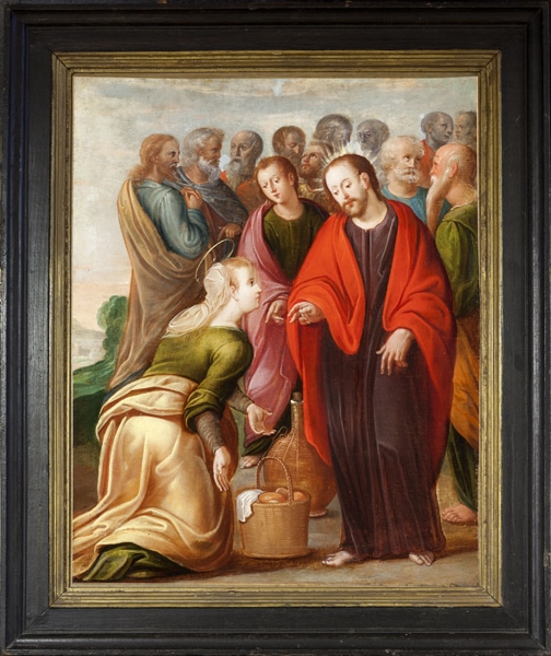Schilderij van de wonderbare broodvermenigvuldiging, met Jezus die brood zegent terwijl een vrouw met mand en kruik knielt; omringd door de discipelen, 16e-eeuwse stijl.