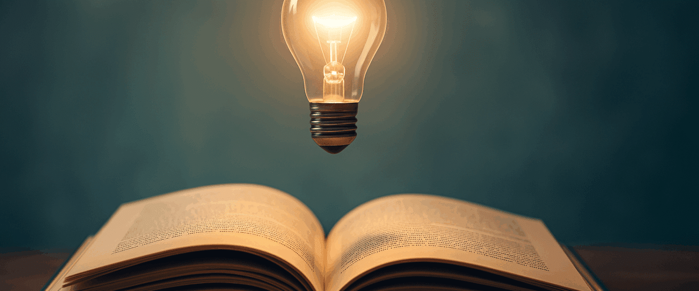 Deze afbeelding toont een open boek met een gloeiende gloeilamp erboven, een bekend symbool voor kennis, inspiratie en ideeën.