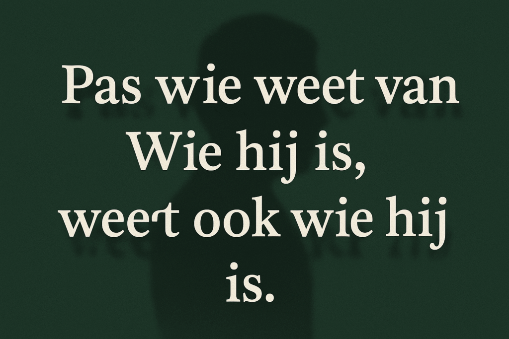 Silhouet van een mensfiguur in schaduw op donkergroene achtergrond, met het citaat “Pas wie weet van Wie hij is, weet ook wie hij is” in witte letters.