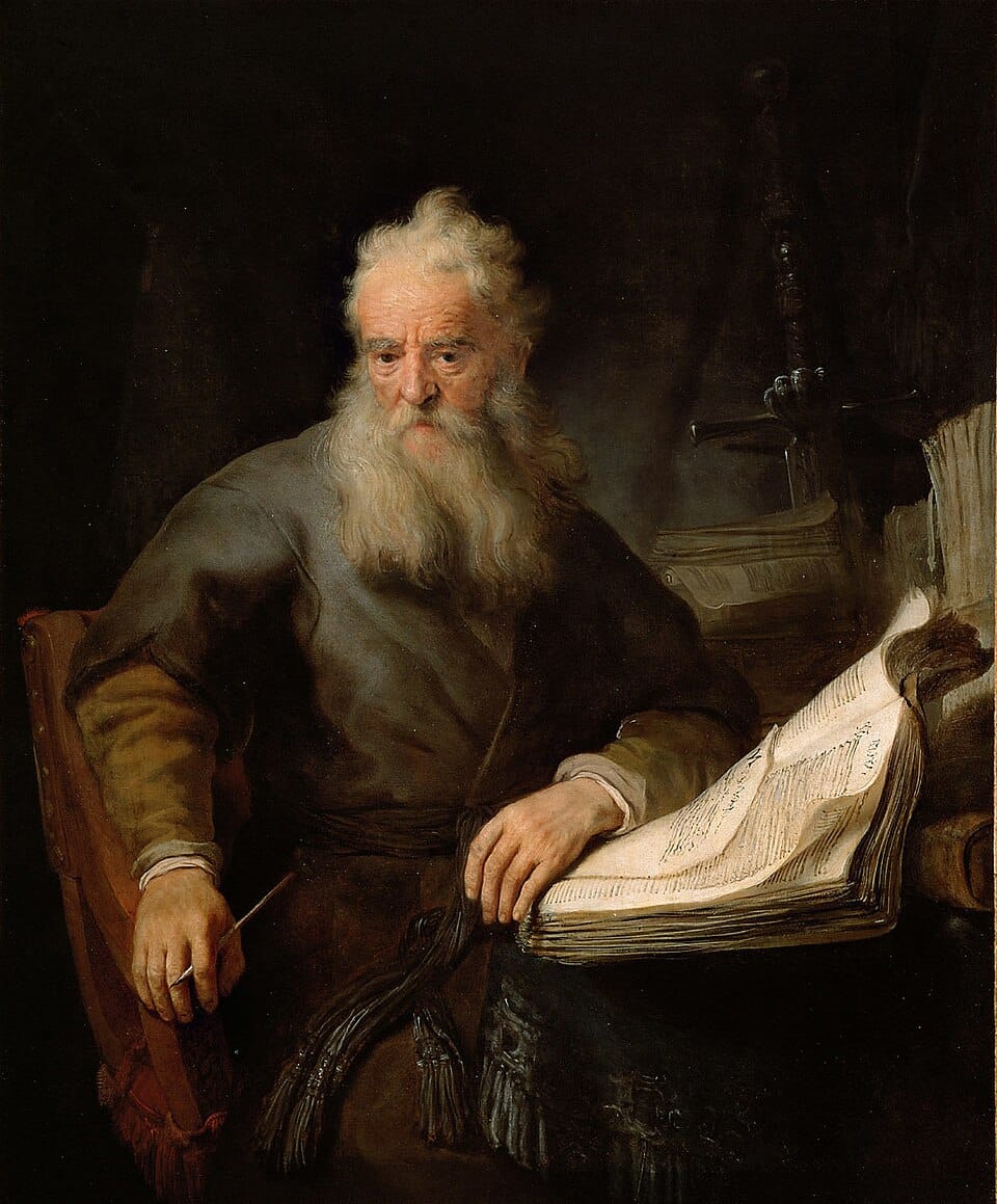 Schilderij van de apostel Paulus door Rembrandt, zittend met een geopend manuscript en een zwaard op de achtergrond.