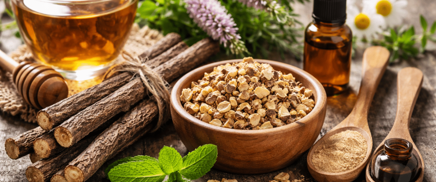 Zoethoutwortel als thee en kruid, met gesneden wortel en extract, gebruikt in de kruidengeneeskunde bij hoest en maagklachten.