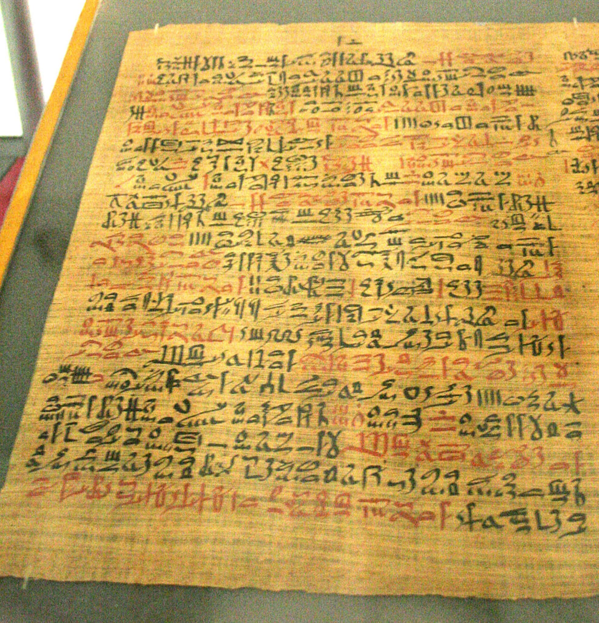 Ebers-papyrus met hiëratische Egyptische tekst in zwart en rood, een van de oudste medische manuscripten ter wereld met recepten en behandelingen uit ca. 1550 v.Chr.