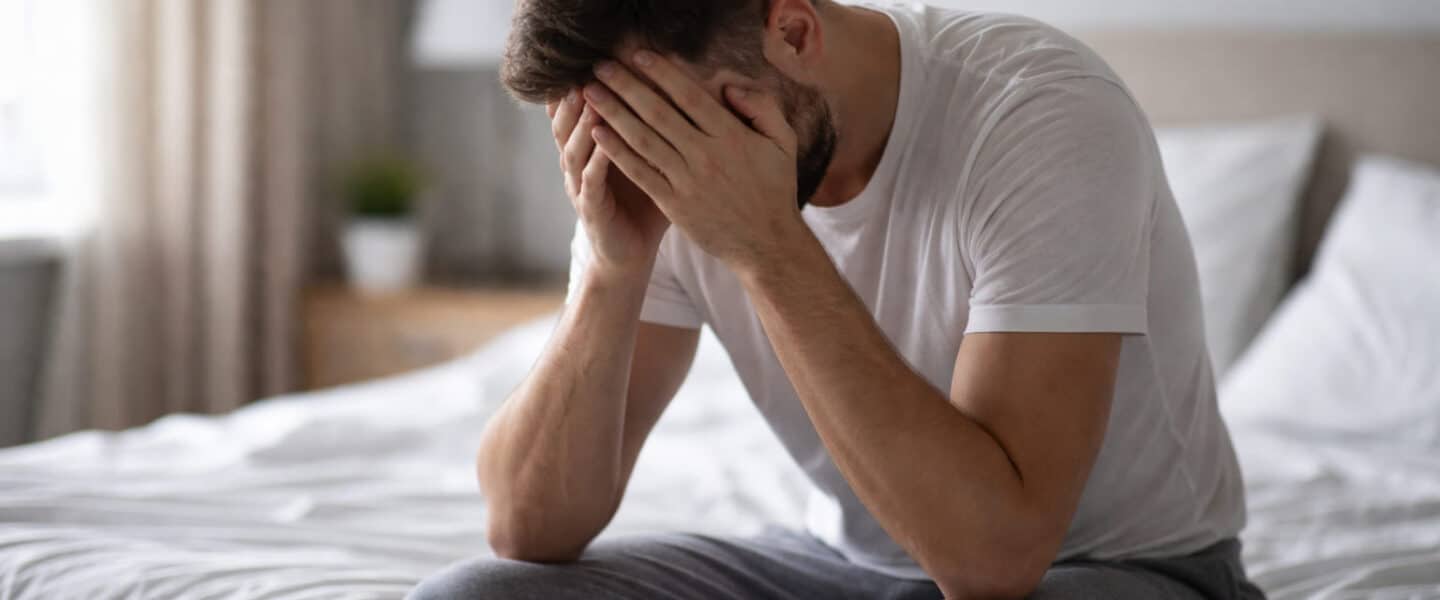 Man zit in zichzelf gekeerd en ervaart schaamte en innerlijke spanning