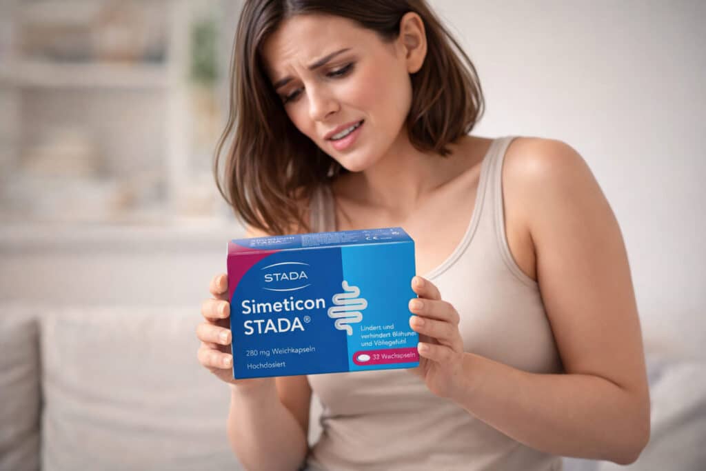 Vrouw houdt doosje Simeticon STADA vast bij klachten van een opgeblazen buik door gasvorming