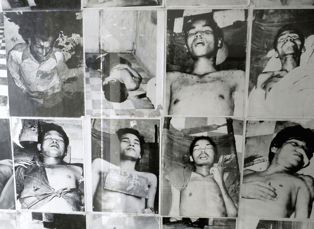 Wand met zwart-witfoto’s van slachtoffers in het Tuol Sleng Genocide Museum in Cambodja, genomen door het Khmer Rouge-regime