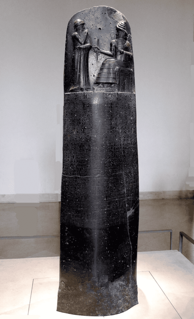 Zwarte basaltsteen met reliëf van koning Hammurabi die de wet ontvangt van de zonnegod Shamash, bekend als het Wetboek van Hammurabi