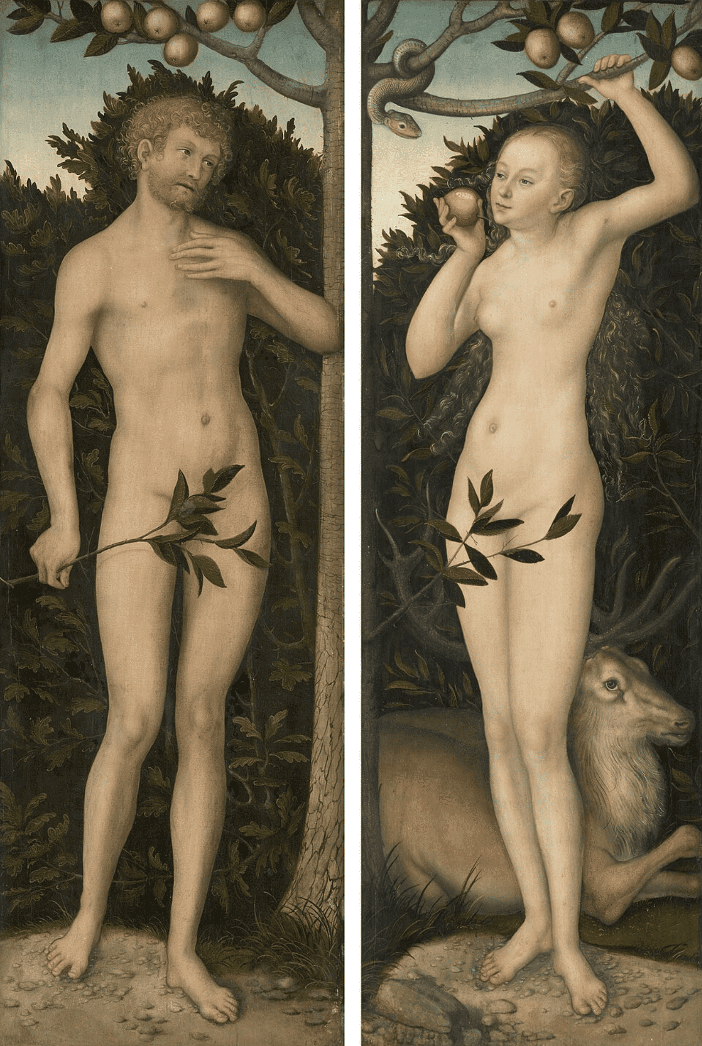 Klassiek renaissanceschilderij van Adam en Eva in twee smalle panelen in het paradijs. Links staat Adam met een tak voor zijn naaktheid; rechts staat Eva met een appel in de hand, terwijl boven haar een slang om een tak kronkelt. Rondom hen staan bomen, vruchten en dieren.