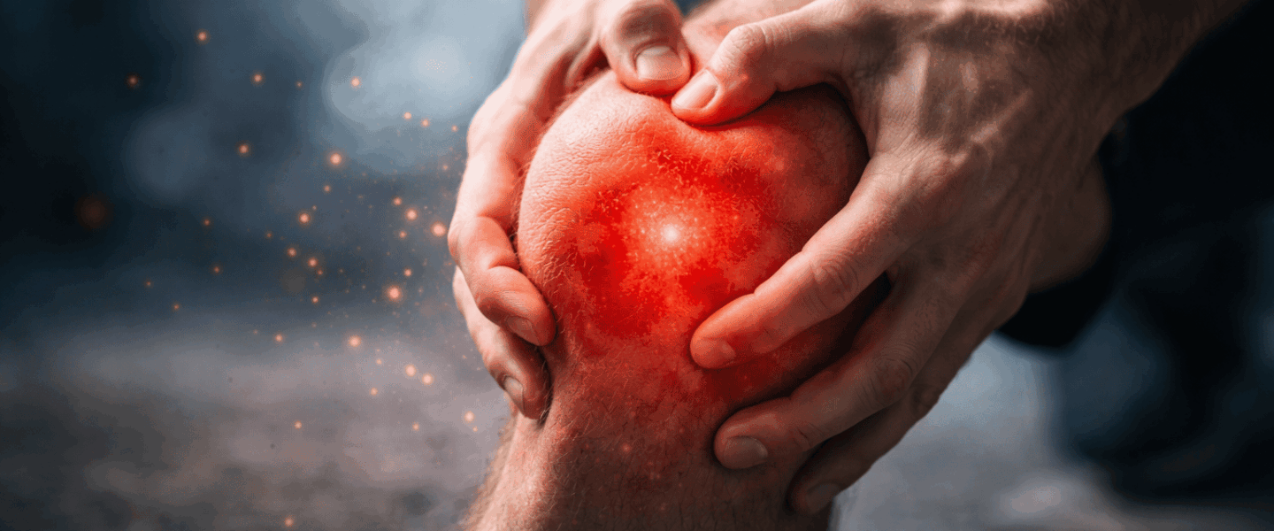Handen klemmen een pijnlijke knie vast, met een felle roodgloeiende plek als visueel effect dat pijnprikkels en nociceptie suggereert, tegen een donkere onscherpe achtergrond.