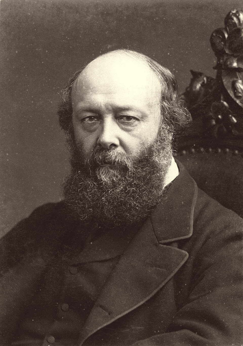 Portretfoto van Lord Salisbury uit 1886, met donkere jas en volle baard, zittend in statige houding.