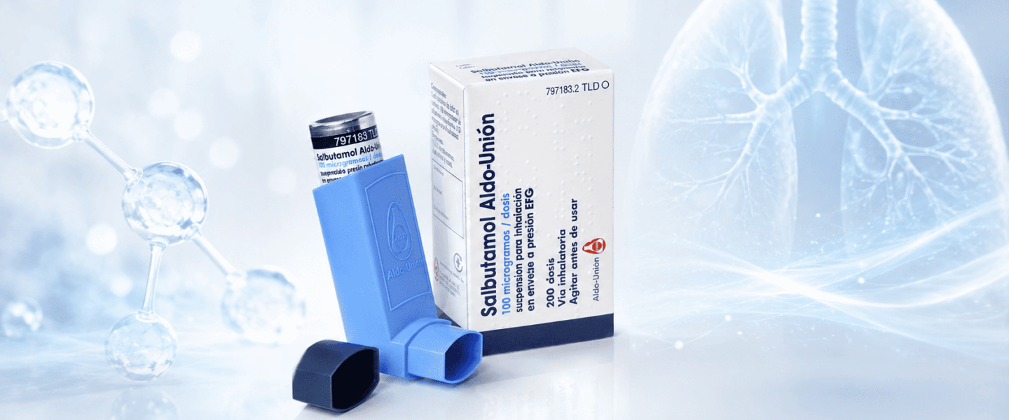 Blauwe salbutamol-inhalator met verpakking op een lichte medische achtergrond met subtiele longen, luchtwegmotief en moleculaire effecten.